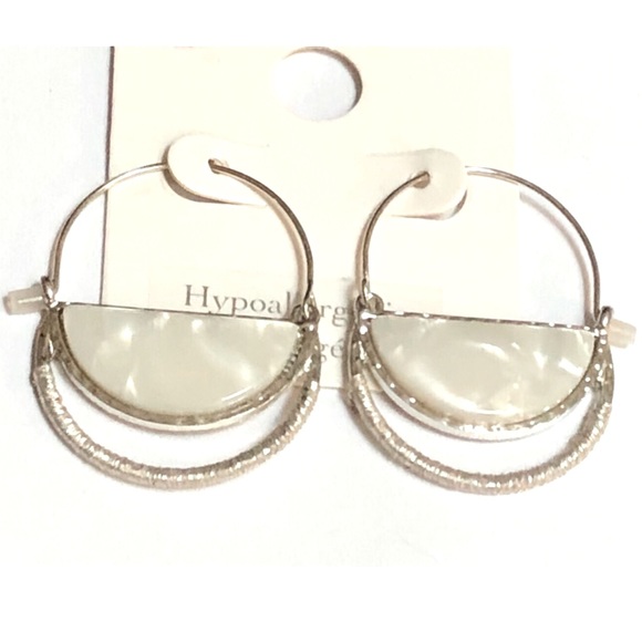 NWT Maÿrev Hypoallergenic Silver Color Hoop Earrings With Pearl Inset - Picture 1 of 2